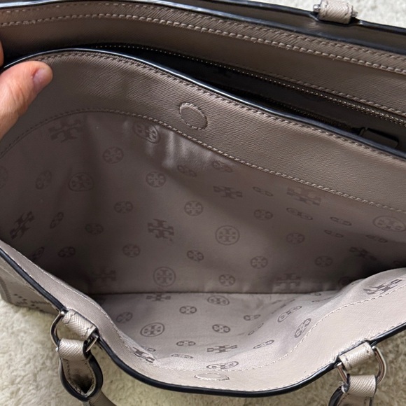 Tory Burch Robinson Crosshatch Tote Shoulder Bag Taupe - Picture 14 of 16